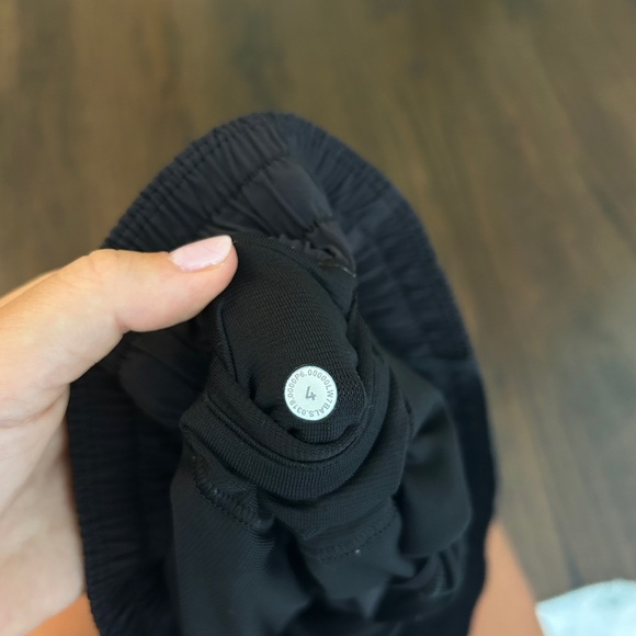 Lululemon hotty hot shorts size 4 - Picture 3 of 3